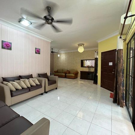 Rini Utama Homestay Skudai Esterno foto