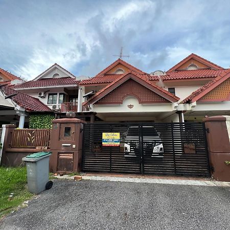 Rini Utama Homestay Skudai Esterno foto