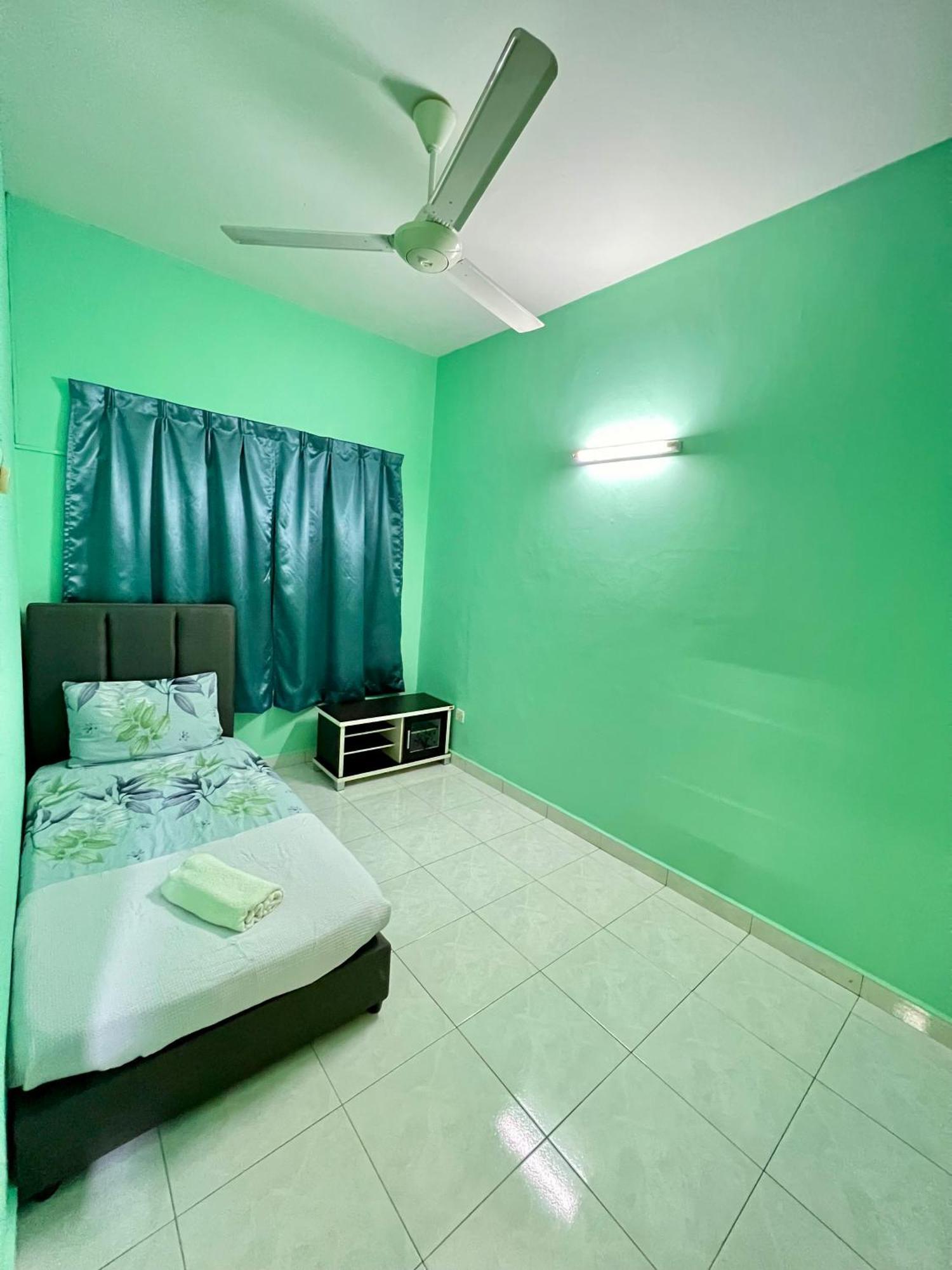 Rini Utama Homestay Skudai Esterno foto